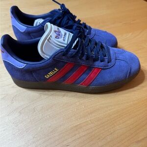 Adidas Gazelle Size 5 Men’s Navy & Red Sneakers (Arsenal Premier League Colors)
